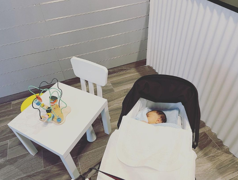 Revisiones y vacunación de niños de todas las edades.